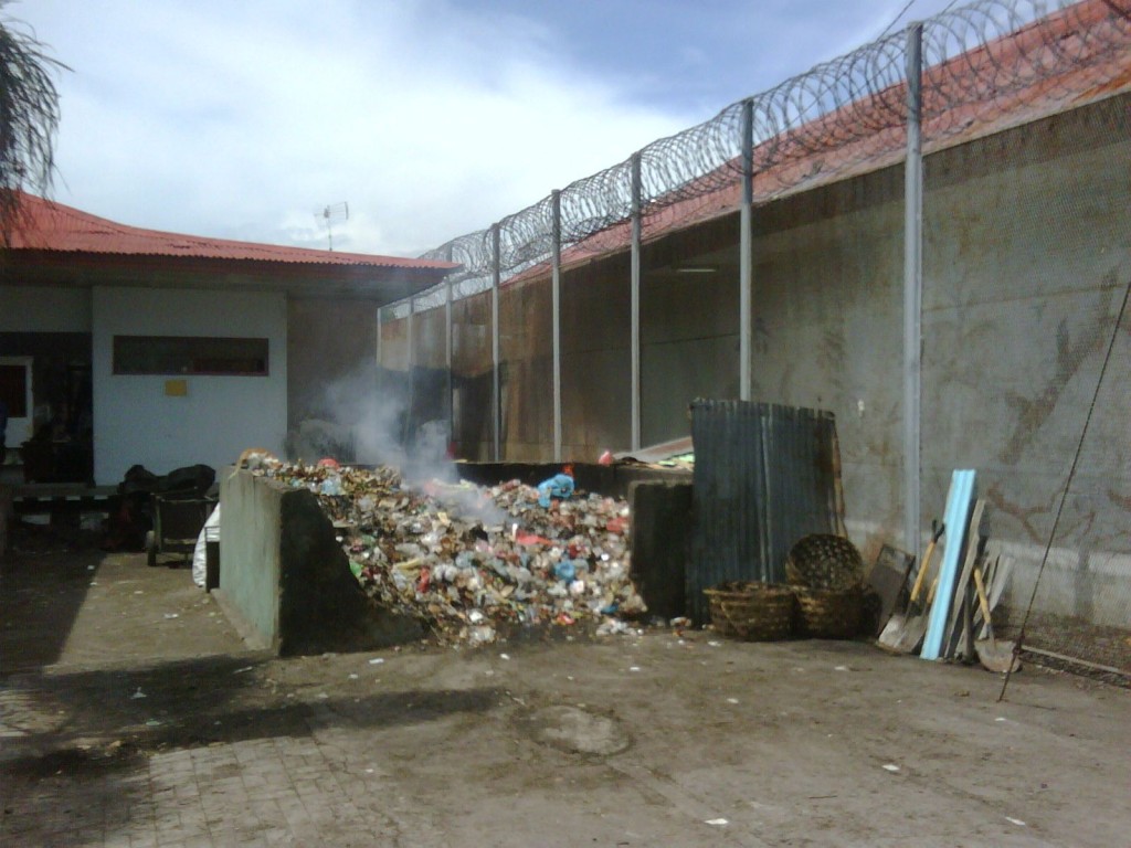 Die Müllentsorgung des Gefängnisses. Der beissende Geruch zieht jeden Tag genau in den Frauentrakt und mach das atem dort fast unmöglich